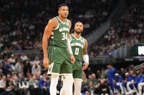 包含字母哥在DWG比赛中挺进下一轮，挺进下一轮引发热议！的词条